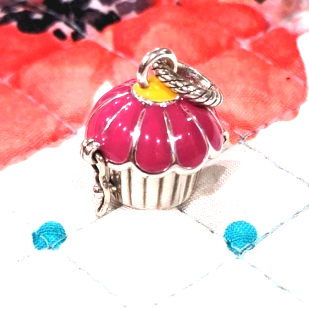 RETIRED BRIGHTON CUPCAKE CHARM - Picture 3 of 6